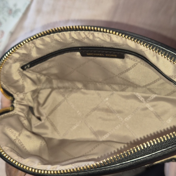 A Michael Kors Travel Bag - Picture 2 of 3